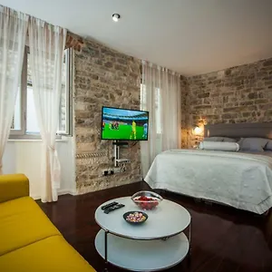 Studio Offside Apartment Split